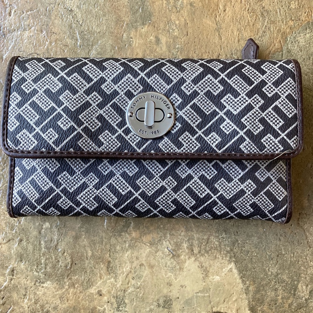 Tommy Hilfiger signature TH trifold continental checkbook wallet brown NWOT
